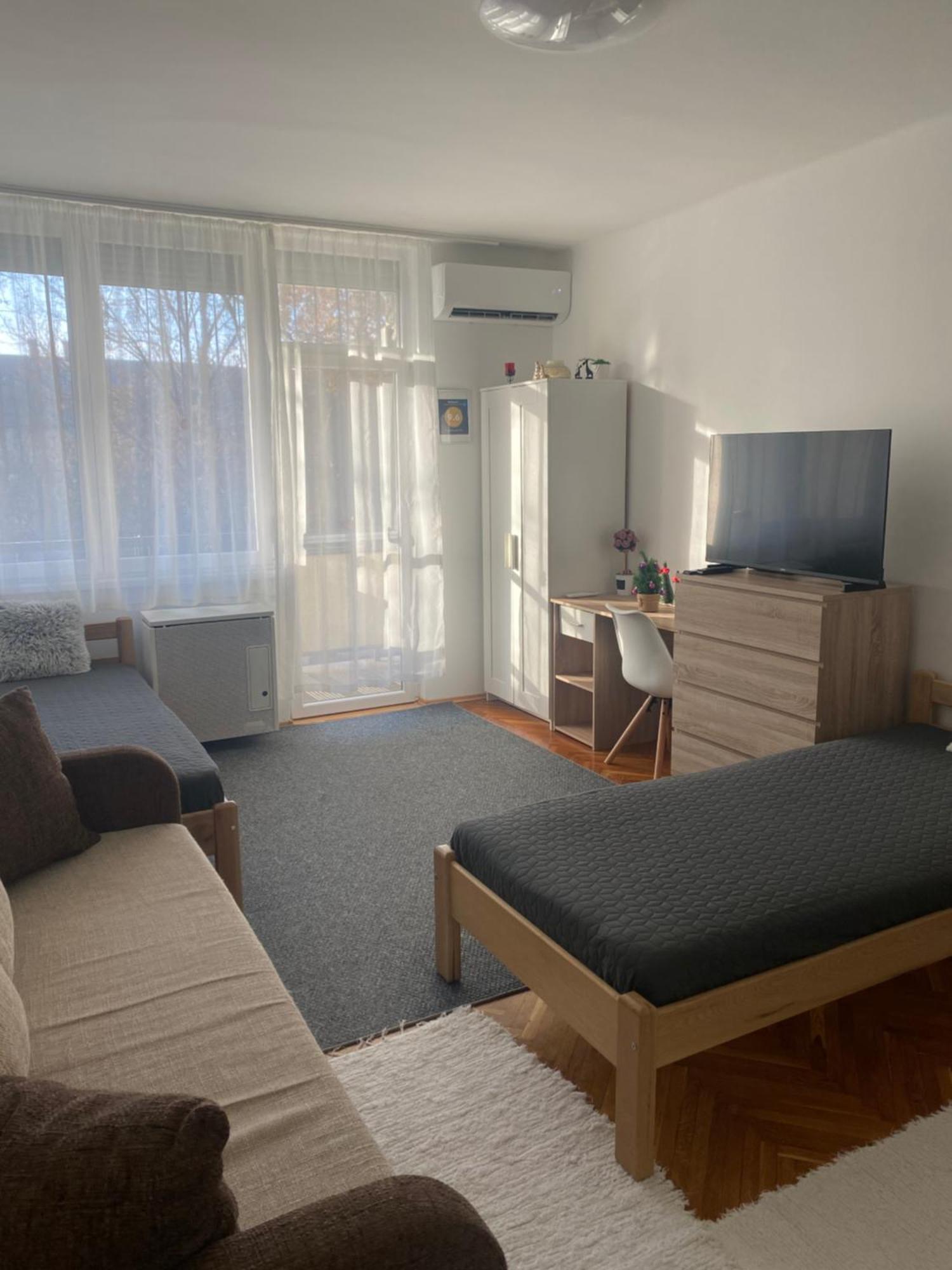 Koezponti Apartman Кишкунфеледьхаза Экстерьер фото